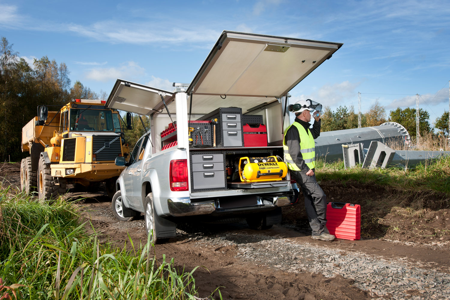 Sølv pick-up, med Modul-System hyller.