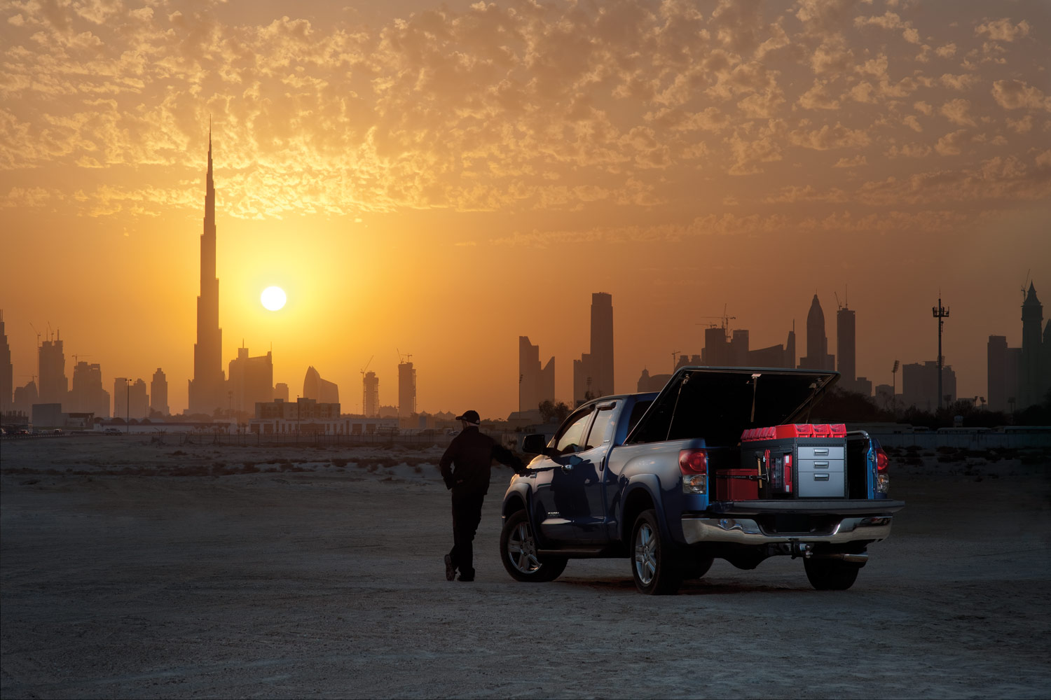 Blå service pick-up med Modul-System innredning i ørkenensolnedgang.